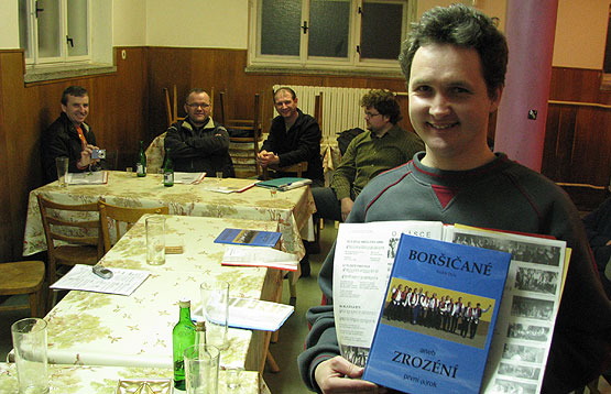  ... Radek Dula se svojú knížkú ... 21.3.2009  ... foto: Vlastimil Ondra ... 